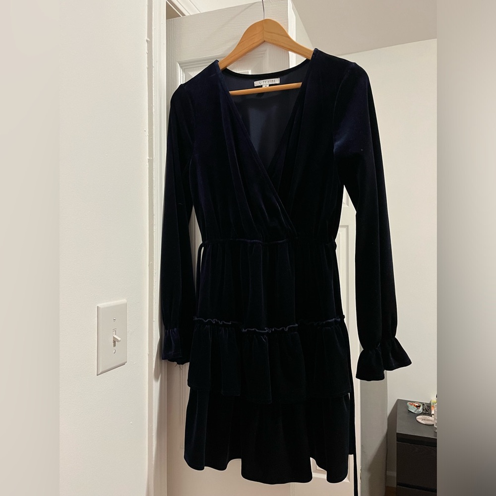 City Vibe Long-Sleeve Tiered Stretch Velvet
Fit-And-Flare Dress Size M
